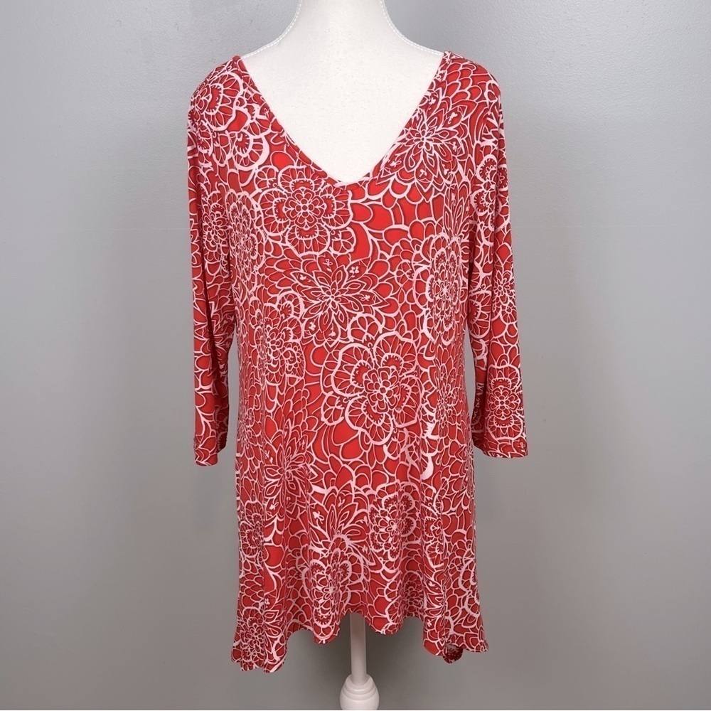Clara Sun Woo coral/white floral 3/4 sleeve v-neck sharkbite hem blouse, large.